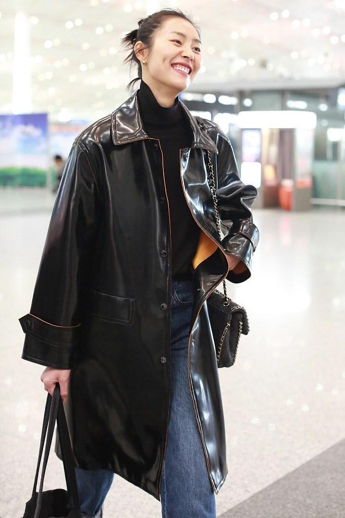 刘雯上身只穿一件皮衣,刘雯酒红色皮衣照片图片