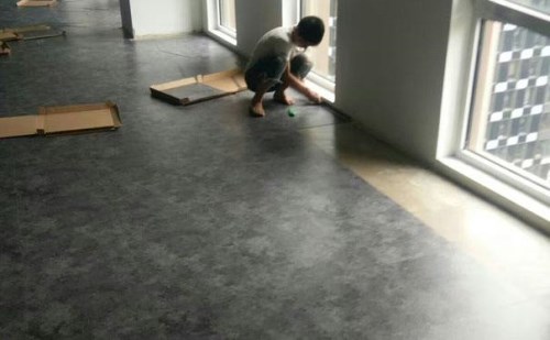 免粘型pvc地板砖施工视频,pvc塑胶地板施工全过程