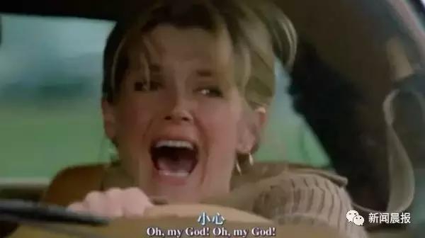 轿车突然失控撞飞俩居民，罪魁祸首是一罐可乐！网友：现实版《死神来了》