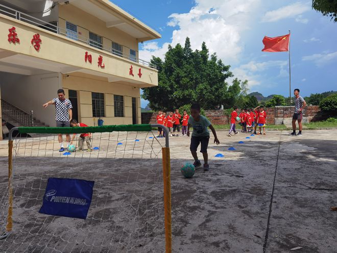 捐百万广告位，3国脚进大山支教孩子狂喜：足球是啥？