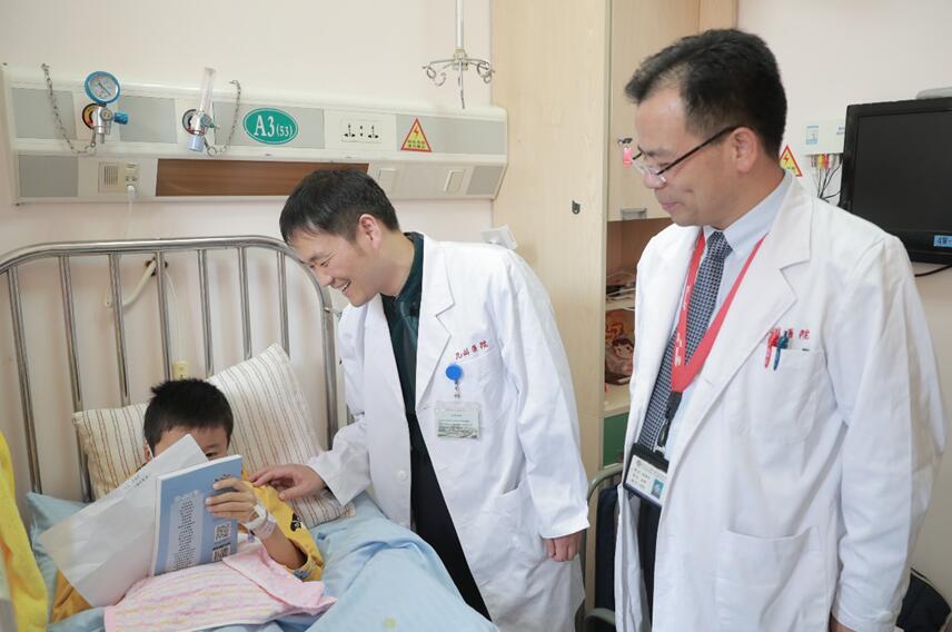 30个医护人员心脏按压5小时！患暴发性心肌的孩子痊愈了