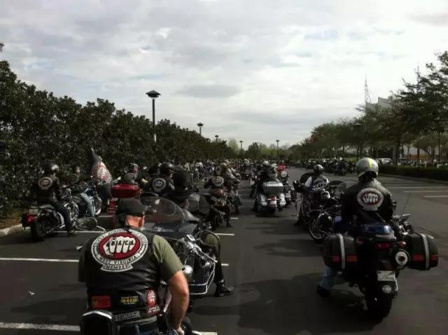 这群花臂壮汉骑哈雷，不收保护费，25年来甘当受欺凌孩子的守护神