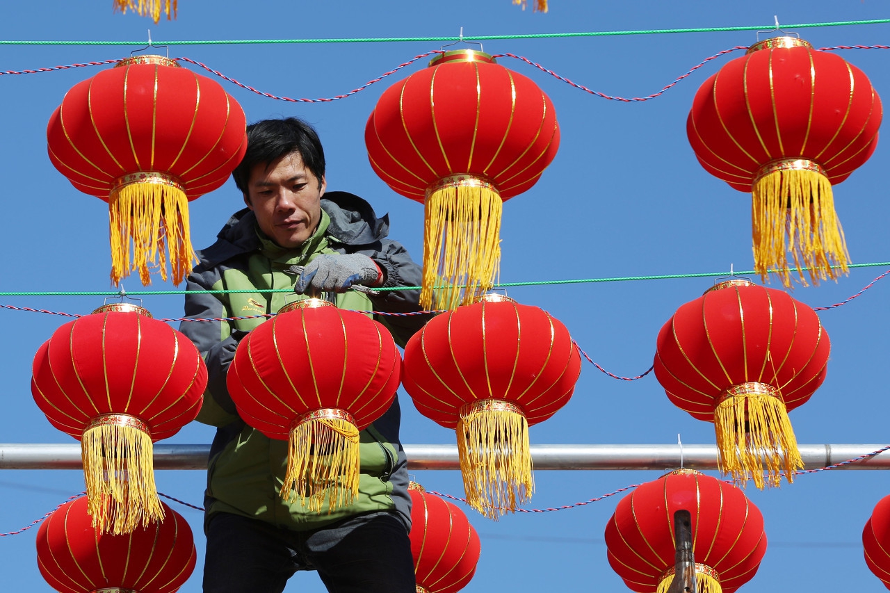 你知道春节挂灯笼的来历吗,有关春节挂灯笼的习俗介绍