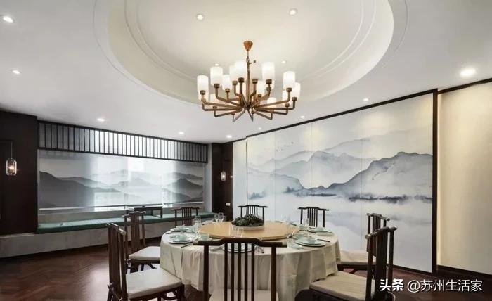 美式装修餐桌用圆的还是方的,方餐桌和圆餐桌哪个更适合家用