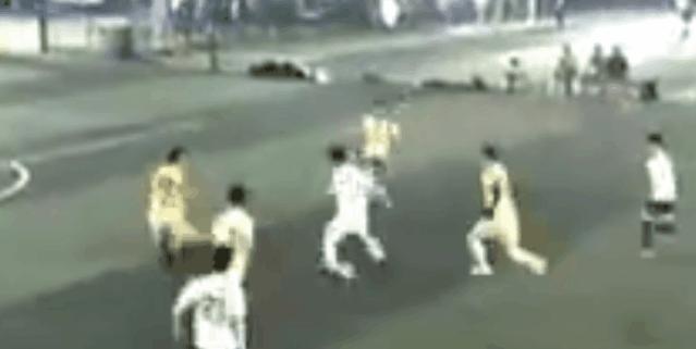 简直杀人，球场飞踹16岁少年！别把我们的篮球场变凶案现场