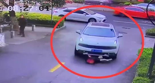 惊险男孩奔跑过马路险酿成事故,毕节男孩过马路突然奔跑被撞