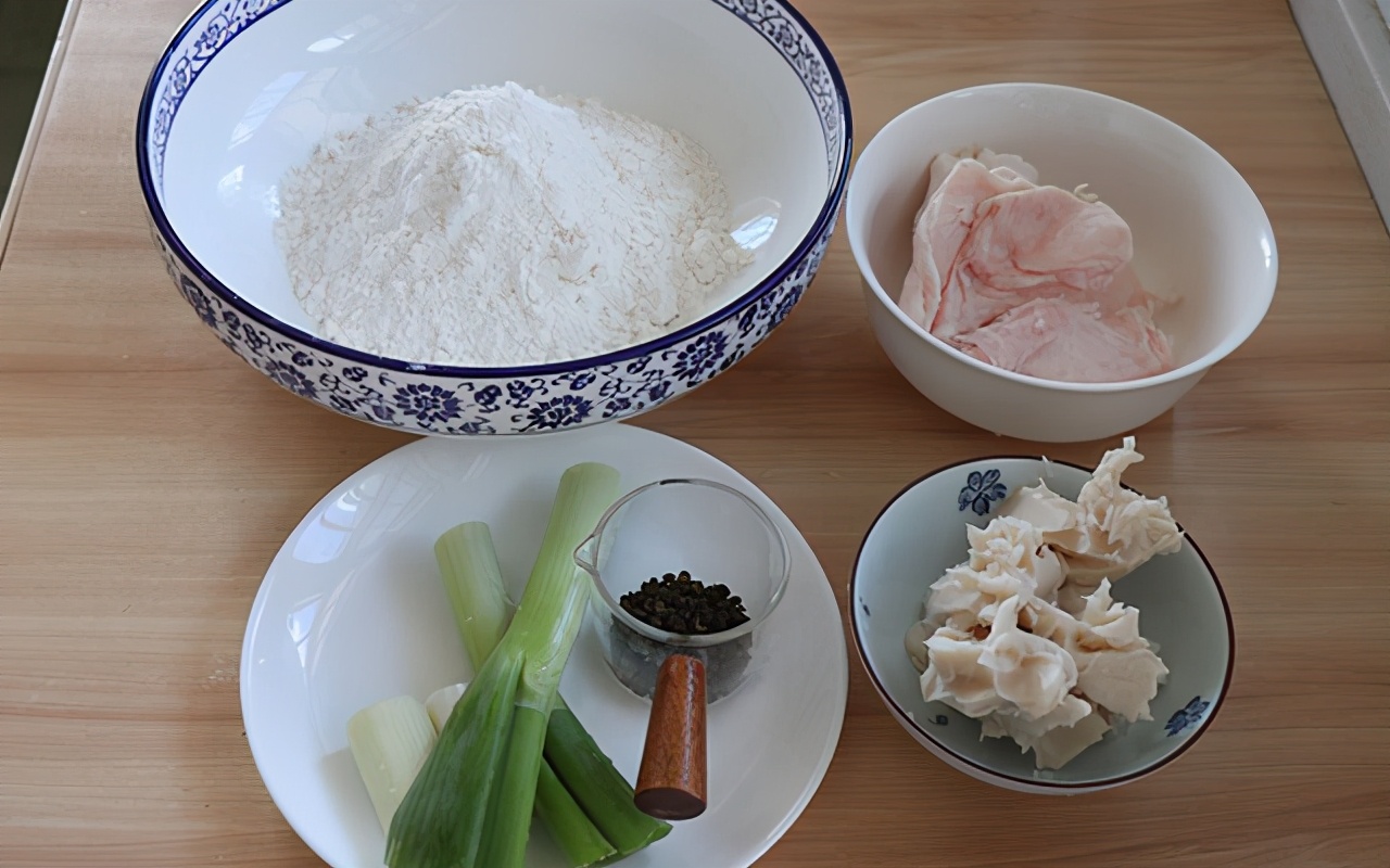 黄桥烧饼层层叠叠的一口酥香,新鲜出炉的黄桥烧饼外酥里嫩