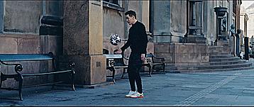 四年级小孩零基础怎么学足球颠球,足球颠球小技巧三年级