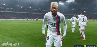 内马尔进球哭的庆祝动作,内马尔把进球献给科比