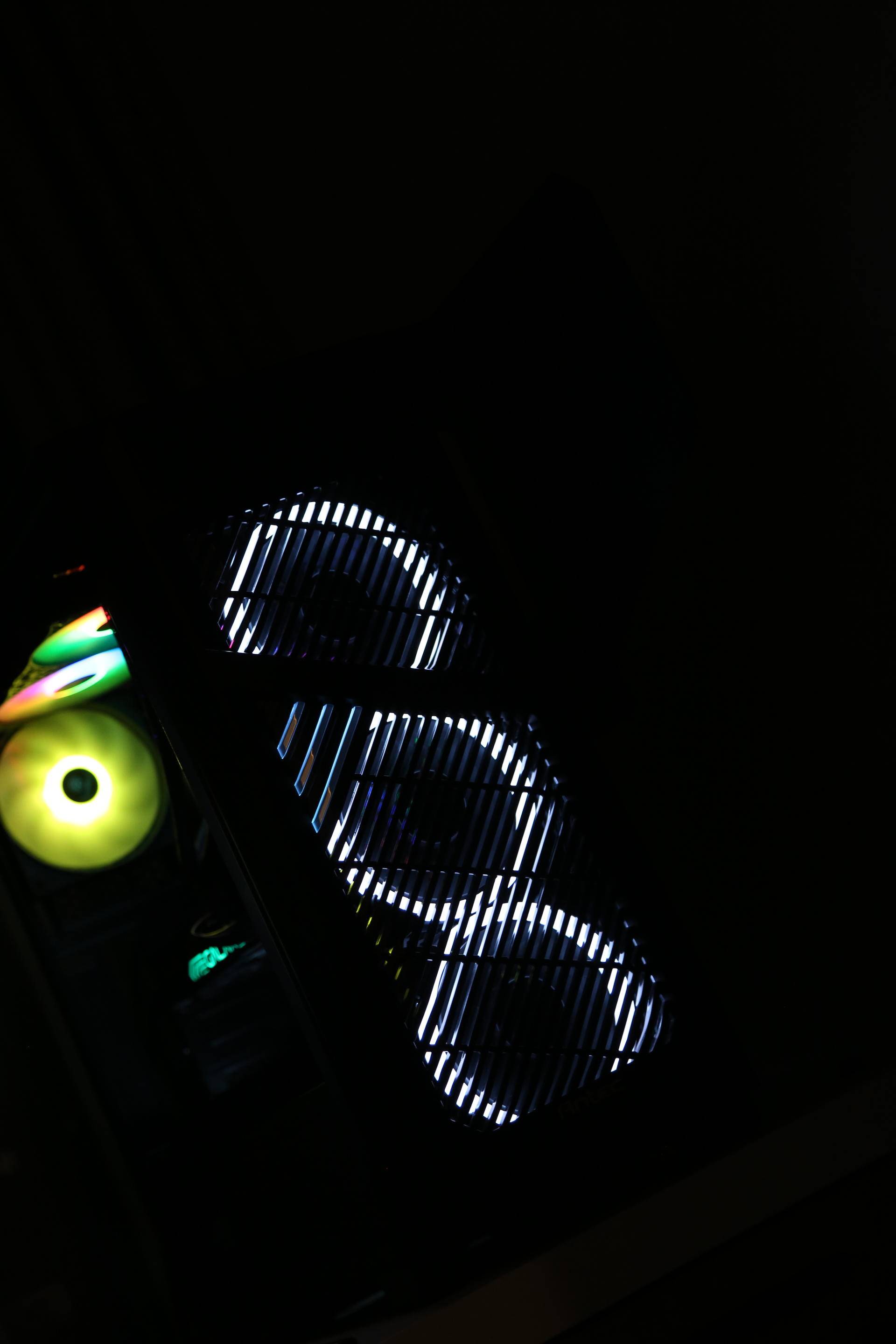 为刚踏入社会的小兄弟，配了一台高颜值散热好的FLUX平台主机