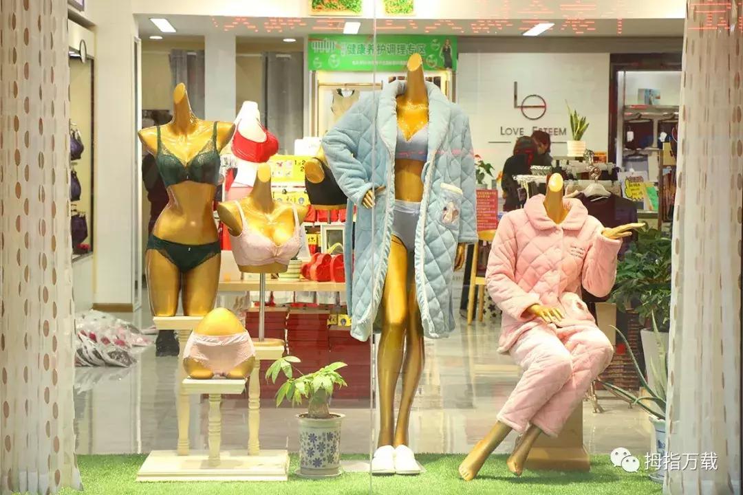 15年的老店搬迁了？万载有谁认识这位美女姐姐吗？她在这里……