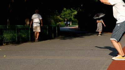 一双鞋装上28片“刀锋”弹簧，缓解脚底压力，跑步和走路一样轻松