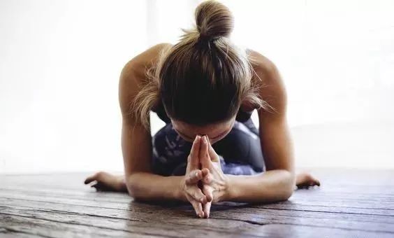 空中瑜伽是一种古老的瑜伽流派,瑜伽四大古典流派的修行方式