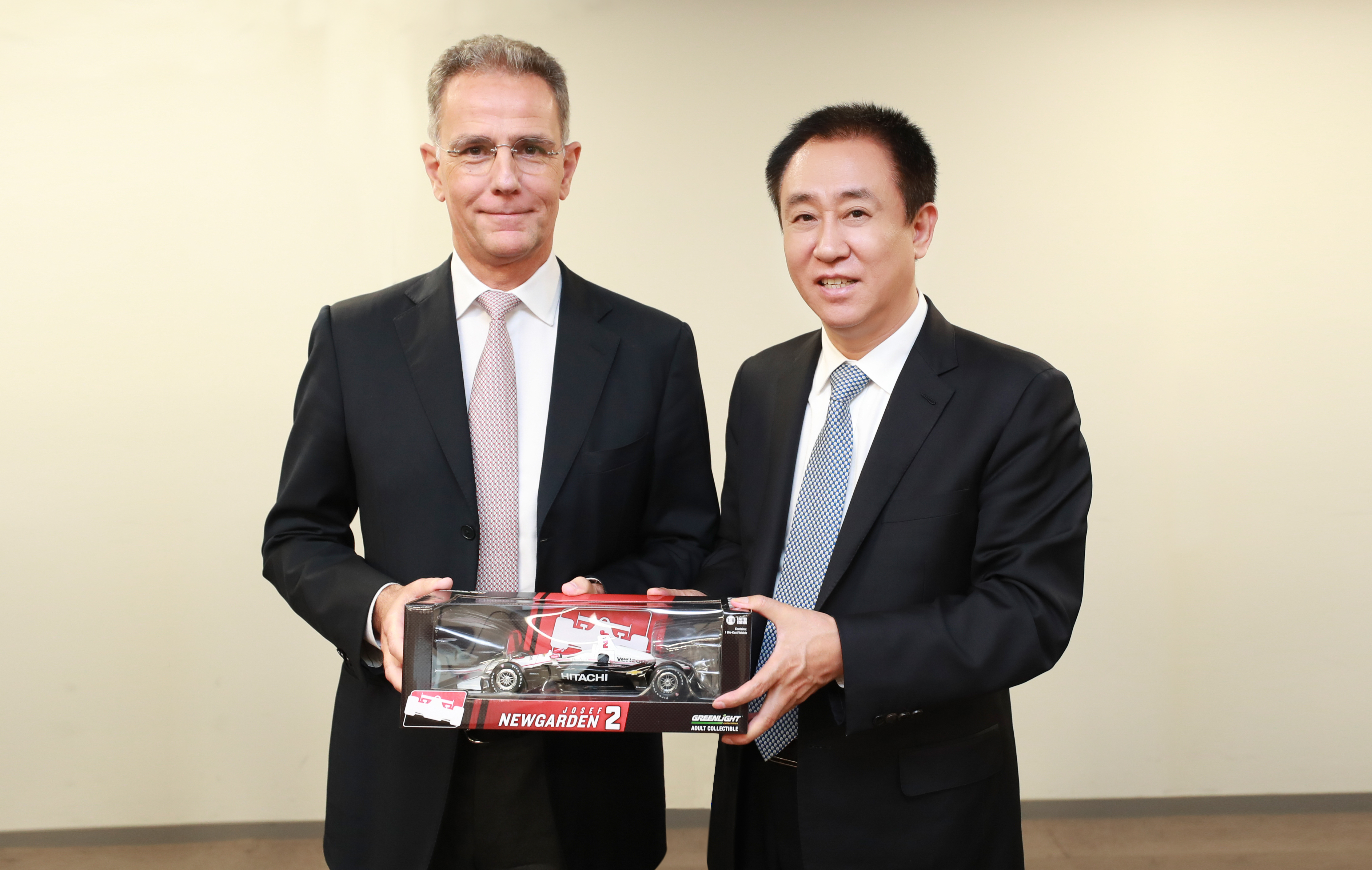 许家印为什么要造汽车,许家印考察世界顶级汽车