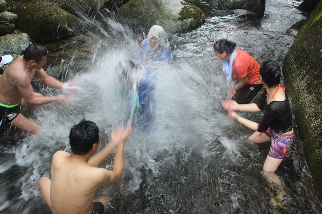 7月7日山间一潭水，悠游无夏日，狮子头莲花坑溯溪潜水开炉腐败