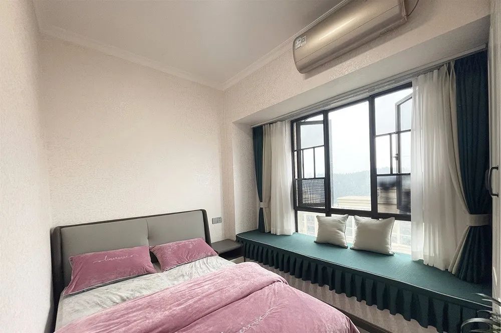 阳台改成小卧室凸出来的,阳台改成衣帽间和办公区