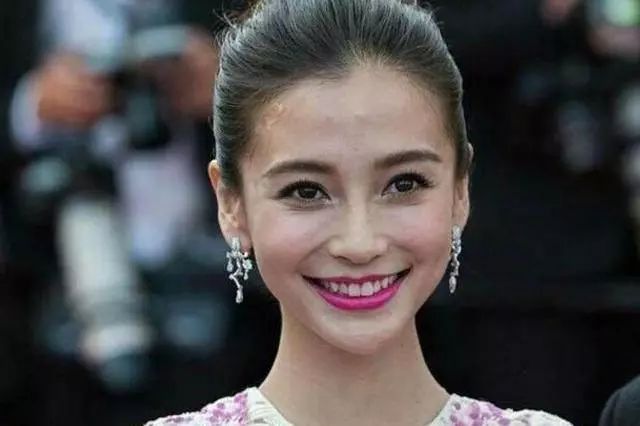 女星熬夜脸部痤疮,痘痘比较多的女明星