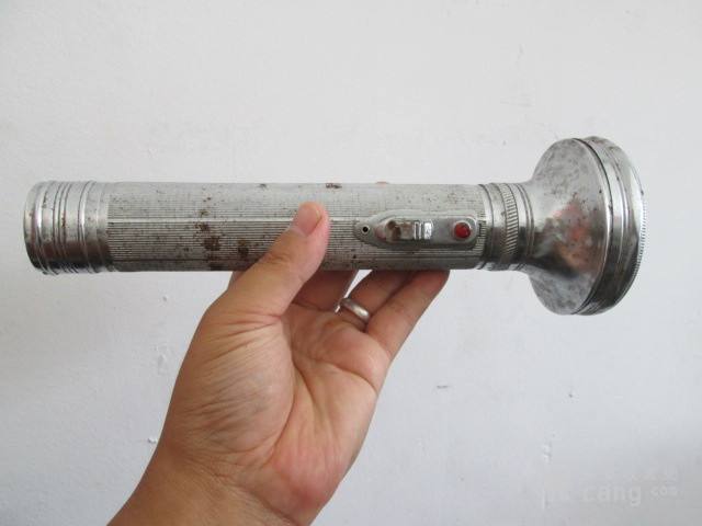 强光直射手电筒,强光手电筒远射超亮60个小时以上