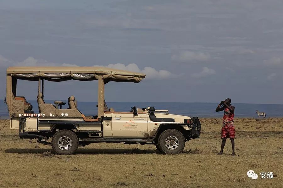 他，百亿富豪，常近乎全裸出现在公共视线里，却被英女王封为爵士