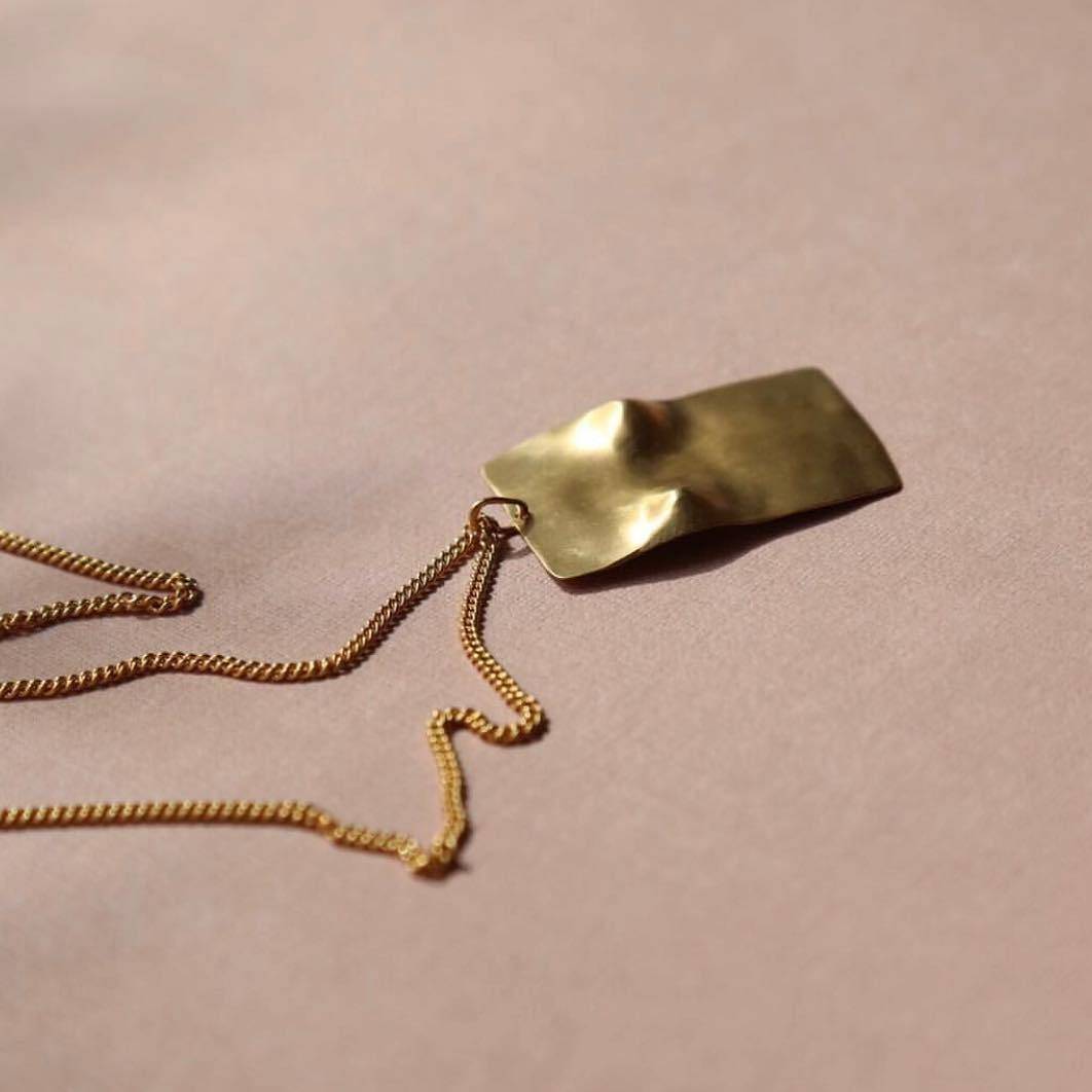 有时候质感就体现在小小的配件上，一件可以陪你穿梭日常的珠宝