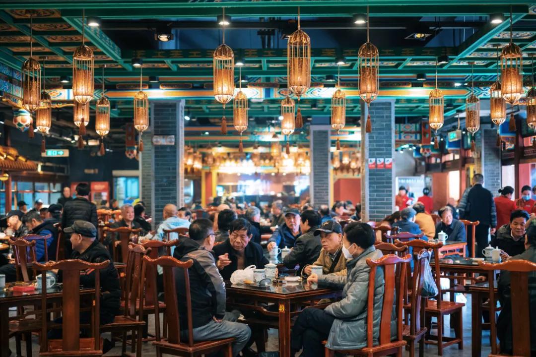 把繁华踩在脚下，将吃喝囊括周边。去长沙要住地标里