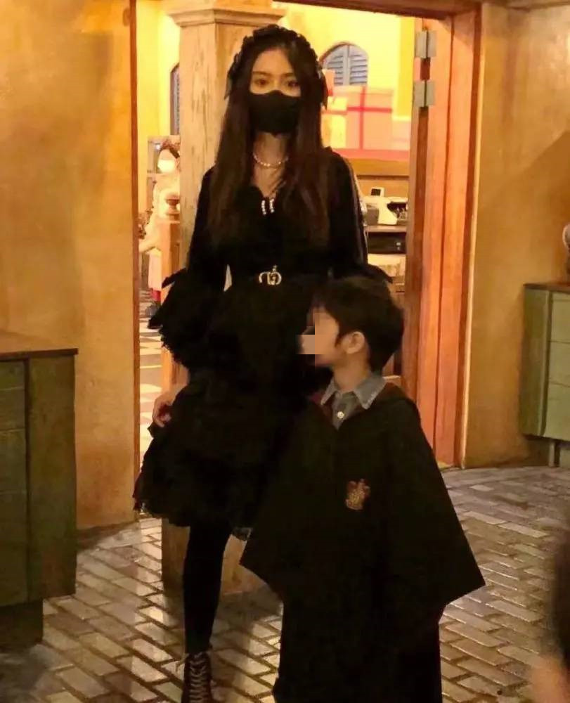 Baby独自带儿子过万圣节，小海绵五官神似黄晓明，母子玩游戏气氛温馨
