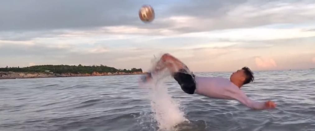 1条腿,一条腿一根拐杖的残疾老人