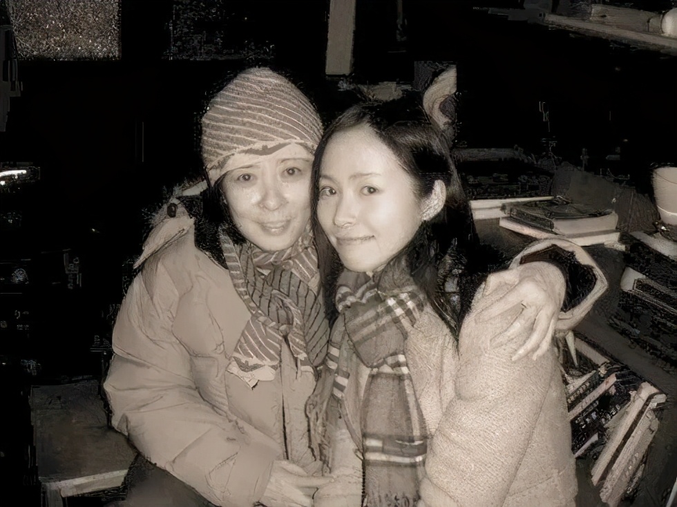 她是“第一经纪人”，曾捧红80多位明星大腕，却捧不红自己儿子