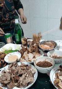 搞笑GIF开心一刻：你这日子不容易，吃大米粥配食盐