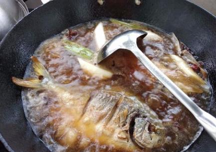 炖鱼放多少料酒,炖鱼时别再放料酒去腥了