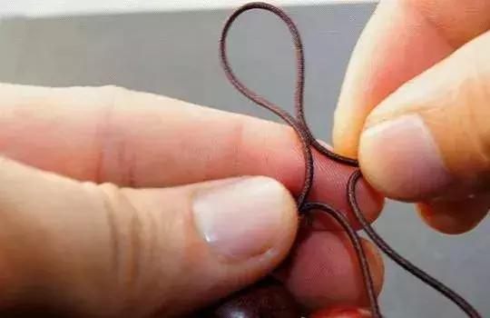 手串穿珠子打结教程慢动作简单,单绳穿珠子打结方法图解