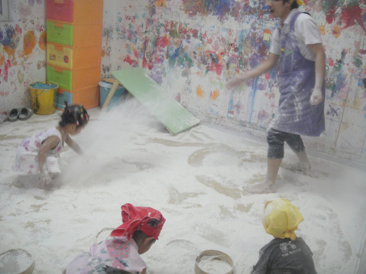 小孩玩面粉可以吗,家里有小孩注意看护不离视线