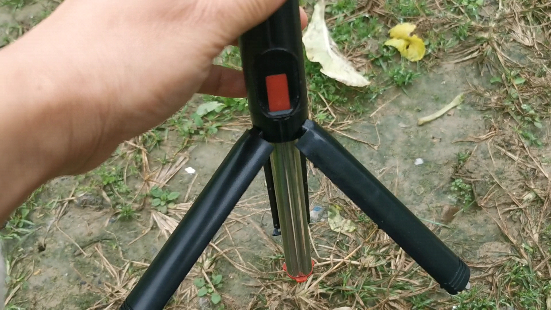 我一个人自媒体拍视频，就用自拍杆三脚架，实惠实用，分享给你