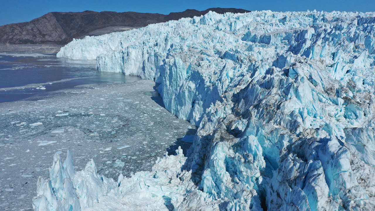 格陵兰冰川一天融化120亿吨,格陵兰岛冰盖巨厚是主要原因