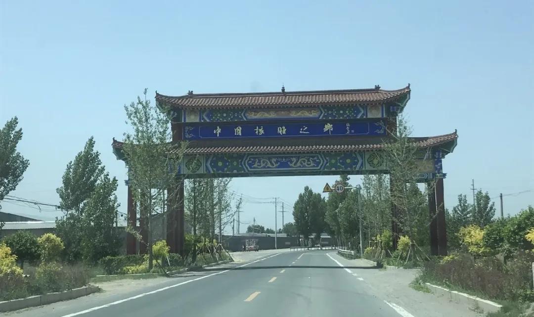 永清核雕摆地摊,卖核雕赚百万元