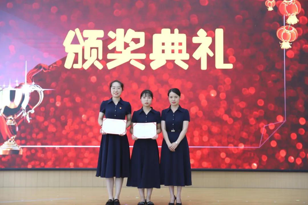 幼儿园老师小朋友表演庆祝七一,西安高新第五幼儿园毕业典礼