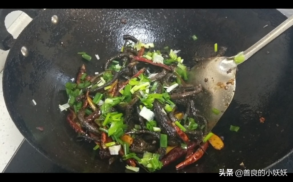 盘龙鳝鱼最正宗的做法,怎样做不过油的香辣盘龙鳝鱼