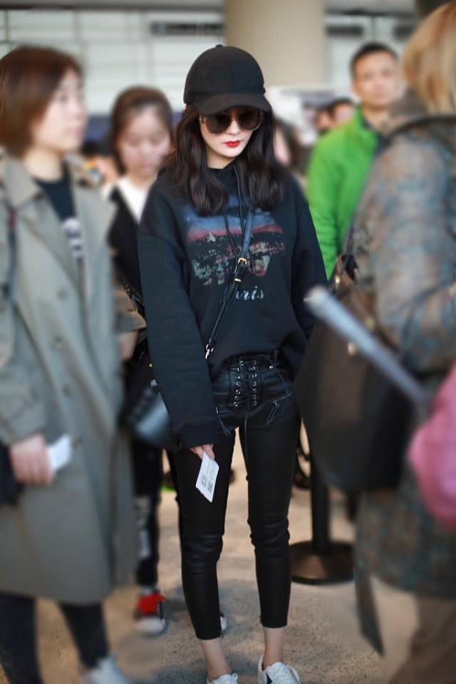 杨幂登大刊封面复古时髦超惊艳,杨幂登大刊封面演绎黑金时尚