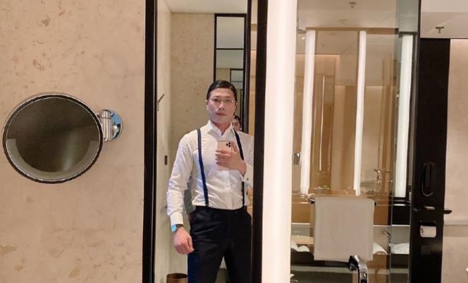 “人类高质量男性”求偶，油头粉面似“纸扎人”，网友：单身挺好