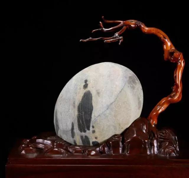 捡到这种石头千万别扔价值2亿,河里捡到的价值不菲的石头