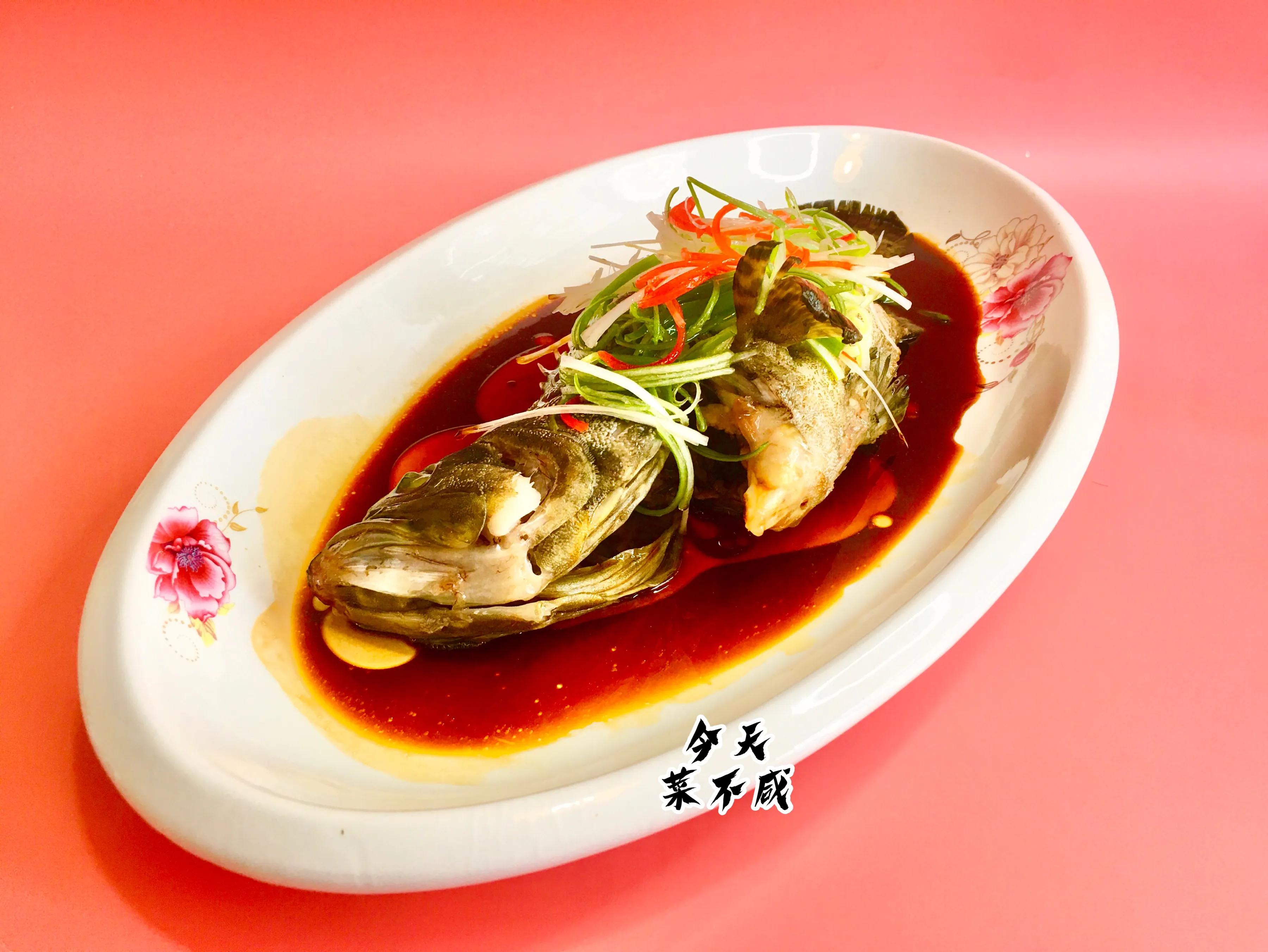 石斑鱼先倒蒸鱼豉油还是先泼油,清蒸鱼石斑鱼放什么调料