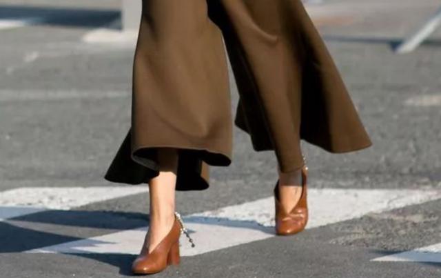 穿流行的奶奶鞋怎么穿不显老,适合脚宽的奶奶鞋测评