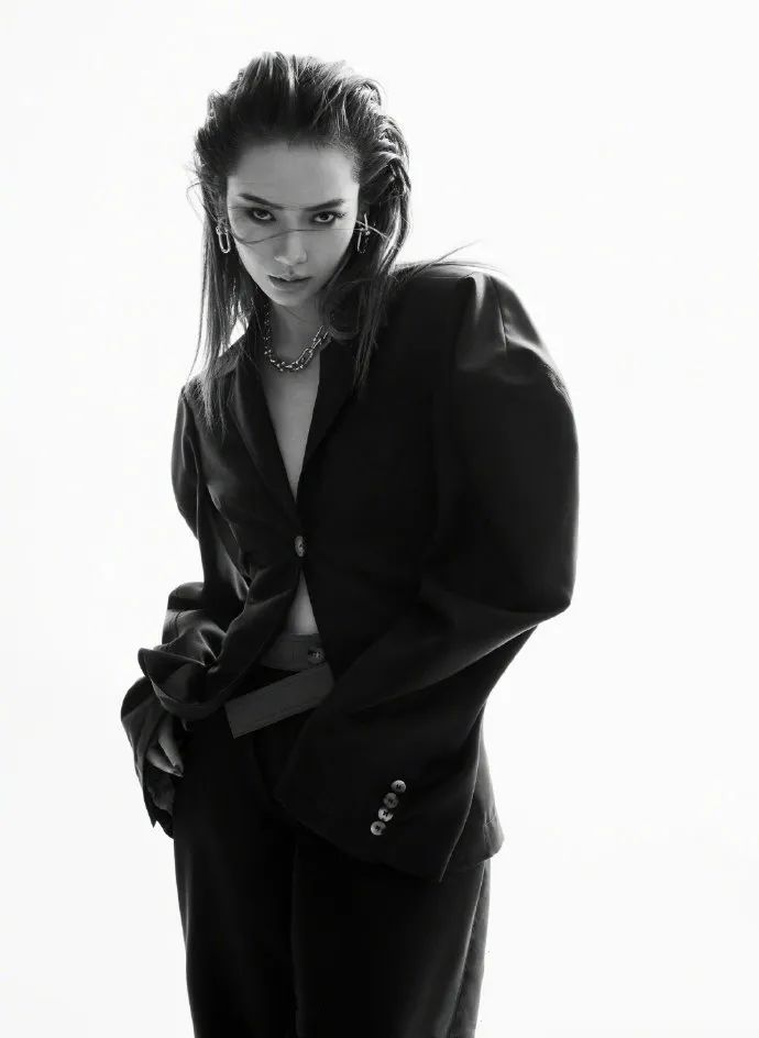 戚薇最近发型适合什么脸型,戚薇双丸子头发型