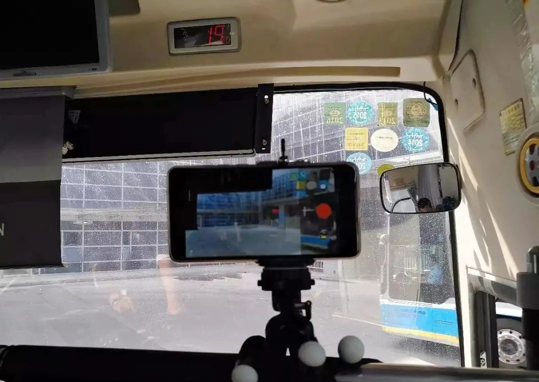 追逐公交的人,拼命追公交车