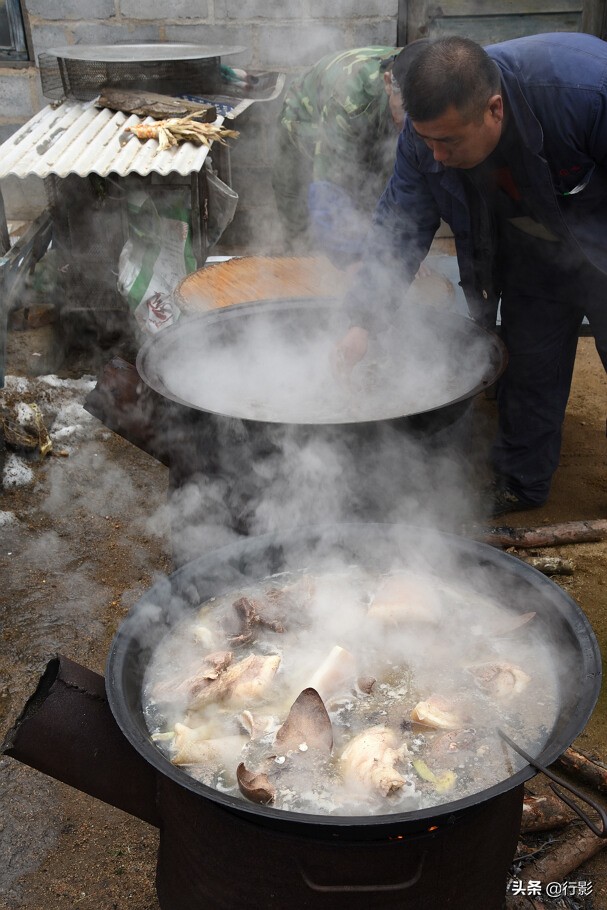 南方人感受东北杀年猪,冰天雪地杀年猪热气腾腾东北味