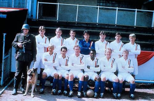 足球史上以一己之力力挽狂澜,足球球员生死时刻