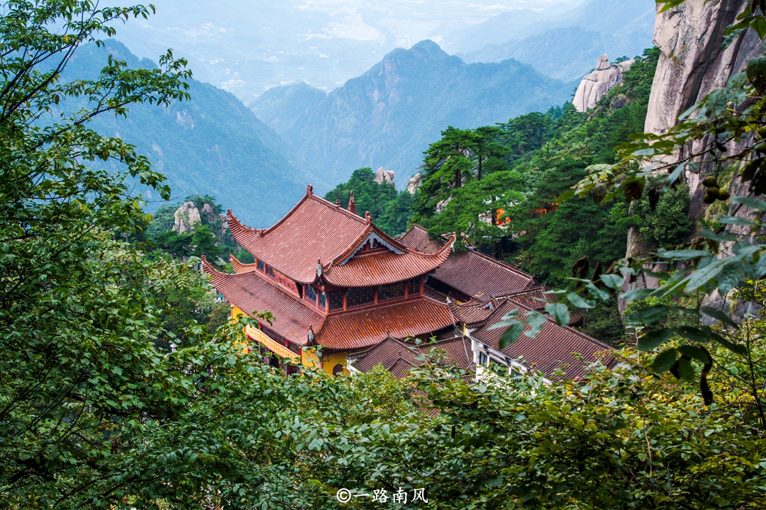 九华山是佛教圣地也是旅游景区,十大避暑名山之一安徽九华山