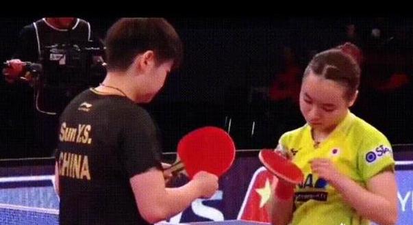 伊藤美诚球拍正反面都是什么胶皮,伊藤美诚赛前扭胯热身