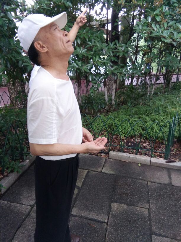 太绝德，亲爸爸竟捉幼儿的手给鼠咬？