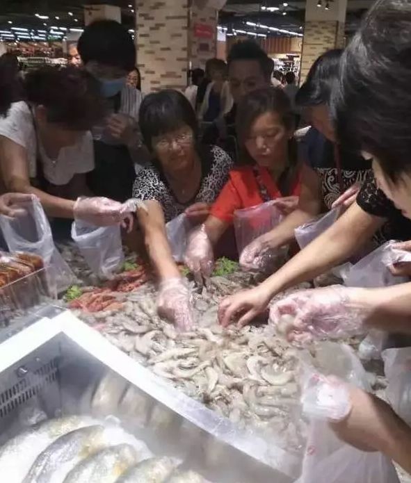 开店1小时就被挤爆：这家店凭什么让人感动到哭